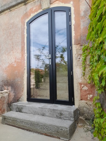 Pose de porte en bois laqué noir cintrée à Pouzilhac