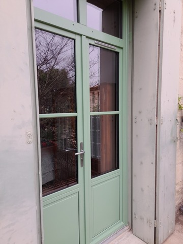 Porte-fenêtre bois laqué bicouleur blanc int et vert ext Uzès